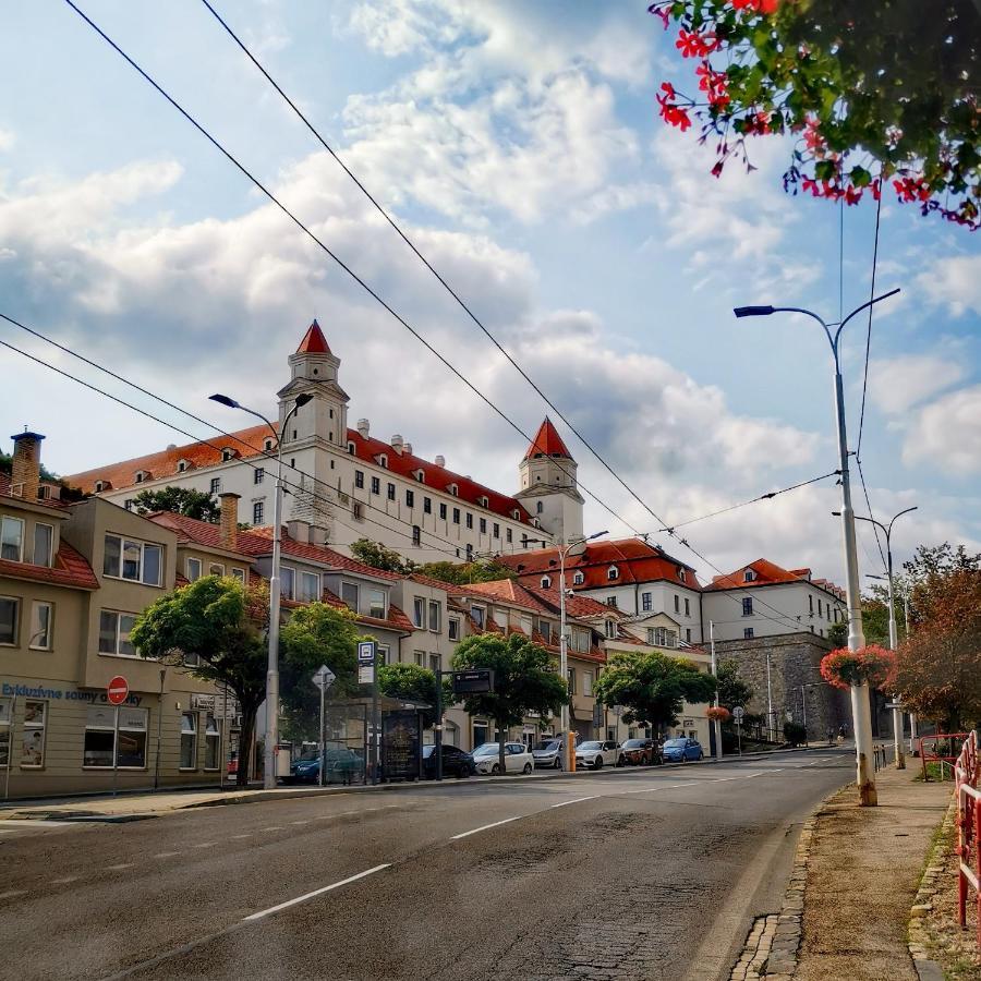 Cozyhome The Castle Apartment - Spacious, Quiet, High Ceiling Bratislava Exterior foto
