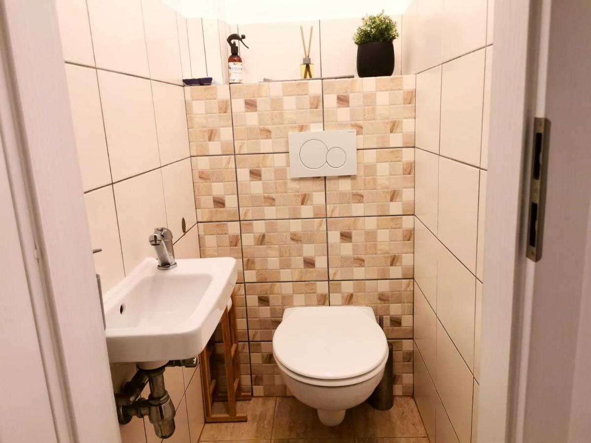 Cozyhome The Castle Apartment - Spacious, Quiet, High Ceiling Bratislava Exterior foto